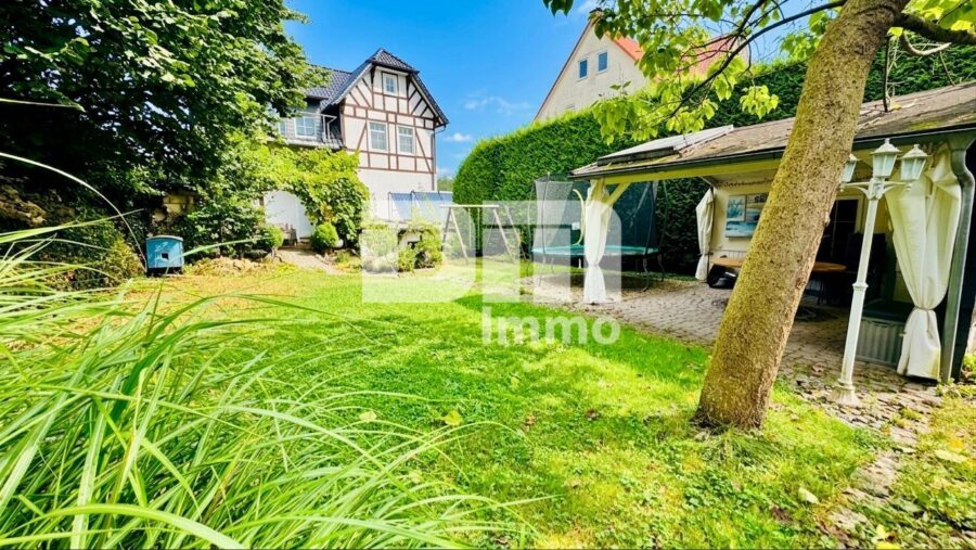 Sanierter Wohntraum mit Garten / Terrasse und 2 Garagen + vielen Extras - Gartenbereich / Freisitz überdacht